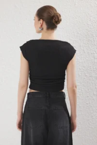 TRENDYOLMİLLA Black textured Boat Neck Shirred Sleeveless Flexible Knitting Blouse - Image 4