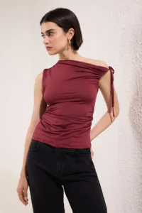 TRENDYOLMİLLA Burgundy Fitted Binding and Gathering Detailed Sleeveless Flexible Knitting Blouse