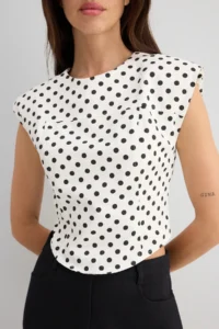 TRENDYOLMİLLA White Gabardine Cotton Crop Fitted Polka Dot Weaving Blouse - Image 4