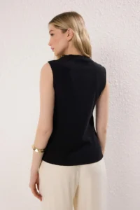 TRENDYOLMİLLA Black Aksesuar buttoned Crew Neck Regular Size Vest Knitting Blouse - Image 4
