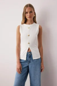 TRENDYOLMİLLA White Aksesuar buttoned Crew Neck Regular Size Vest Knitting Blouse - Image 2