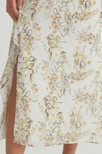 TRENDYOLMİLLA White Floral Frilly A Cut Siphon Flight Flight Weaving Maxi Dress - Image 4
