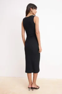 TRENDYOLMİLLA Black textured Material Lined Crew Neck Zero Sleeve Midi Knitting Dress - Image 4