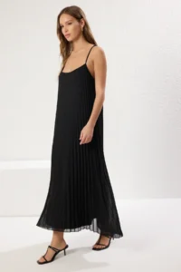 TRENDYOLMİLLA Black Plain slit Maxi pleated A-line Flexible  Knitting Dress - Image 3