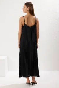 TRENDYOLMİLLA Black Plain slit Maxi pleated A-line Flexible  Knitting Dress - Image 6
