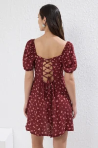 TRENDYOLMİLLA Burgundy Floral Skirt Opened at Waist Binding Detailed Short / Mini  Weaving Dress - Image 4