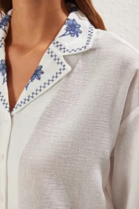 TRENDYOLMİLLA White Collar and Weaving Skirt with Embroidery Detail Regular Normal Pattern Weaving Shirt - Image 4