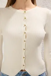 TRENDYOLMİLLA Ecru Mercerized Look Premium Yarn/Special Yarn Crop/Short Knitwear Cardigan - Image 3