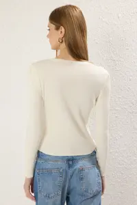 TRENDYOLMİLLA Ecru Mercerized Look Premium Yarn/Special Yarn Crop/Short Knitwear Cardigan - Image 4