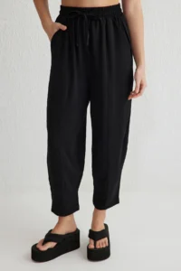 TRENDYOLMİLLA Black Elastic Waist Harem/Salwar Relaxed Cut Weaving Pants - Image 3