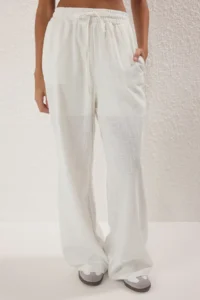 TRENDYOLMİLLA White linen look Wide Leg/Wide Leg Shorts Lined Elastic Waist Pants - Image 3