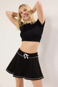 TRENDYOLMiLLA Black Etekli relaxed/Rahat Pattern Short Shorts & Bermuda - Image 2
