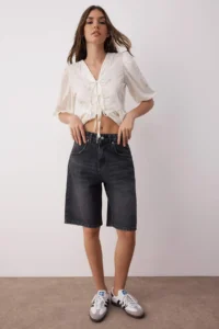 TRENDYOLMİLLA Black Soluk Efekt Vintage Regular Waist denim Jorts Bermuda - Image 2