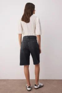 TRENDYOLMİLLA Black Soluk Efekt Vintage Regular Waist denim Jorts Bermuda - Image 4