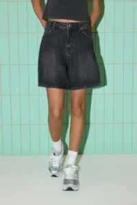 TRENDYOLMİLLA Black Regular Waist denim Bermuda - Image 4
