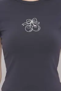 TRENDYOLMİLLA Anthracite Cherry Printed Fitted Printed Knitting T-Shirt - Image 3