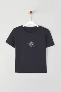 TRENDYOLMİLLA Anthracite Cherry Printed Fitted Printed Knitting T-Shirt - Image 5