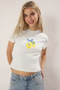 TRENDYOLMİLLA Ecru Lemon Printed Fitted Knitting T-Shirt