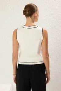 TRENDYOLMİLLA Ecru Premium Yarn/Special Yarn Crew Neck Color Blocked Thin Blouse - Image 4