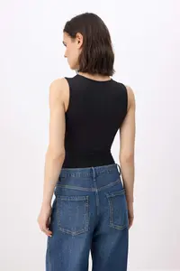 TRENDYOLMİLLA Black Plain Fitted Crew Neck Sleeveless snaps Flexible Knitting Bodysuit .D.00020 - Image 4