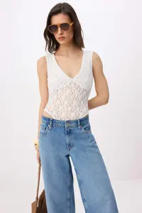 TRENDYOLMİLLA Ecru Fitted V-neck Sleeveless snaps Lace Knitting Bodysuit .D.00022