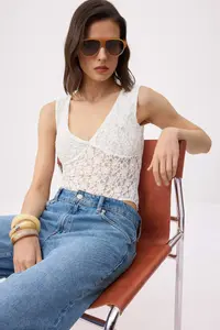 TRENDYOLMİLLA Ecru Fitted V-neck Sleeveless snaps Lace Knitting Bodysuit .D.00022 - Image 2