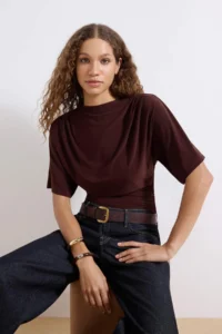 TRENDYOLMİLLA Brown Fitted Boat Neck Bat Arm Short Sleeve Flexible Knitting Blouse - Image 2