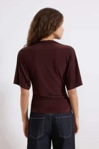 TRENDYOLMİLLA Brown Fitted Boat Neck Bat Arm Short Sleeve Flexible Knitting Blouse - Image 4