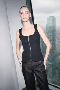 TRENDYOLMİLLA Black Fitted Square Neck Zippered Sleeveless Scuba Crepe Knitting Blouse - Image 2