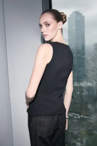 TRENDYOLMİLLA Black Fitted Square Neck Zippered Sleeveless Scuba Crepe Knitting Blouse - Image 4
