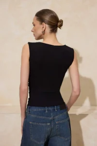 TRENDYOLMİLLA Black Fitted Boat Neck Sleeveless Soft Knitting Blouse - Image 4