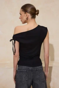TRENDYOLMİLLA Black Fitted Asymmetric Collar Sleeveless Soft Knitting Blouse - Image 4