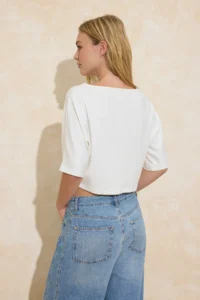 TRENDYOLMİLLA Ecru relaxed Boat Neck Bat Arm Truvakar Crop Soft Touch Knitting Blouse - Image 4