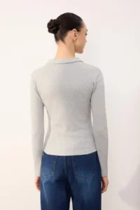 TRENDYOLMİLLA Wardrobe Essentials-Gray Melange Fitted Polo Shirt Collar Knitting Blouse - Image 4