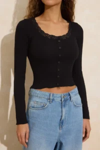 TRENDYOLMİLLA Black Fitted Cowl Neck Lace Detailed Ribbed Flexible Knitting Blouse - Image 3