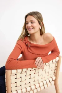 TRENDYOLMİLLA Cinnamon Fitted Asymmetric Collar Accessory Detailed Ribbed Flexible Knitting Blouse - Image 3