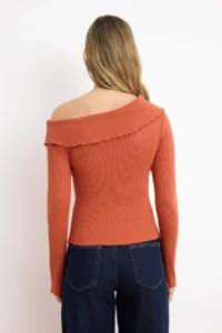 TRENDYOLMİLLA Cinnamon Fitted Asymmetric Collar Accessory Detailed Ribbed Flexible Knitting Blouse - Image 4