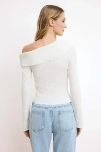 TRENDYOLMİLLA Ecru Fitted Asymmetric Collar Accessory Detailed Ribbed Flexible Knitting Blouse - Image 4