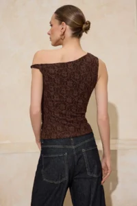 TRENDYOLMİLLA Brown Fitted Asymmetric Collar Drop Sleeve Sleeveless Lace Knitting Blouse - Image 4