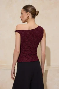 TRENDYOLMİLLA Burgundy Fitted Asymmetric Collar Drop Sleeve Sleeveless Lace Knitting Blouse - Image 4