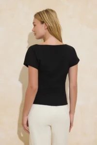 TRENDYOLMİLLA Black Fitted Boat Neck Drop Sleeve Short Sleeve Scuba Crepe Knitting Blouse - Image 4