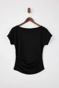TRENDYOLMİLLA Black Fitted Boat Neck Drop Sleeve Short Sleeve Scuba Crepe Knitting Blouse - Image 5
