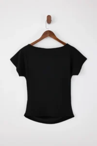 TRENDYOLMİLLA Black Fitted Boat Neck Drop Sleeve Short Sleeve Scuba Crepe Knitting Blouse - Image 6