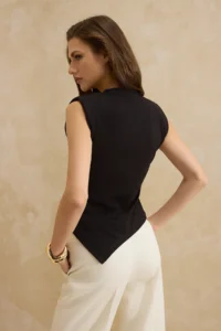 TRENDYOLMİLLA Black Fitted Sleeveless Asymmetric Cotton Flexible Knitting Blouse - Image 4