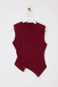 TRENDYOLMİLLA Burgundy Fitted Sleeveless Asymmetric Cotton Flexible Knitting Blouse - Image 5