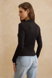 TRENDYOLMİLLA Black Fitted Polo Shirt Collar Agrafli Shirred Cotton Flexible Knitting Blouse - Image 4