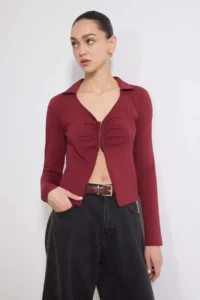 TRENDYOLMİLLA Burgundy Fitted Polo Shirt Collar Agrafli Shirred Cotton Flexible Knitting Blouse - Image 2