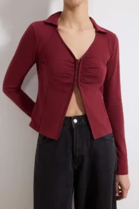 TRENDYOLMİLLA Burgundy Fitted Polo Shirt Collar Agrafli Shirred Cotton Flexible Knitting Blouse - Image 3