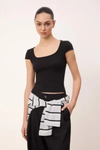 TRENDYOLMİLLA Wardrobe Essentials-Wardrope Essentials Black Fitted Short Sleeve Crop Flexible Knitting Blouse - Image 2