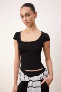TRENDYOLMİLLA Wardrobe Essentials-Wardrope Essentials Black Fitted Short Sleeve Crop Flexible Knitting Blouse - Image 3